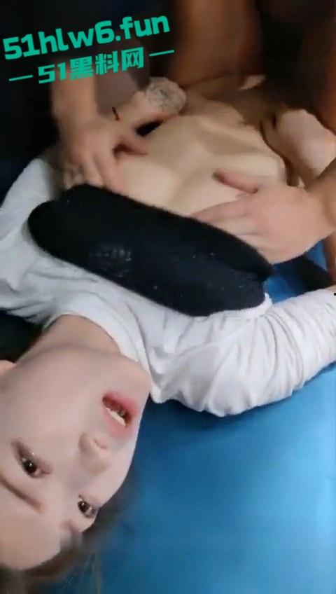 小伙带女友和闺蜜开房,为了刺激竟然让闺蜜勾引外卖小哥,房间玩完再到ktv乱交真是太淫荡了。-2