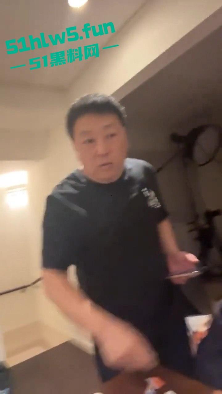 著名网络大v王局【王志安】被其前妻初代网红师太【李汀】直播爆料与日本女三私混生子。-1