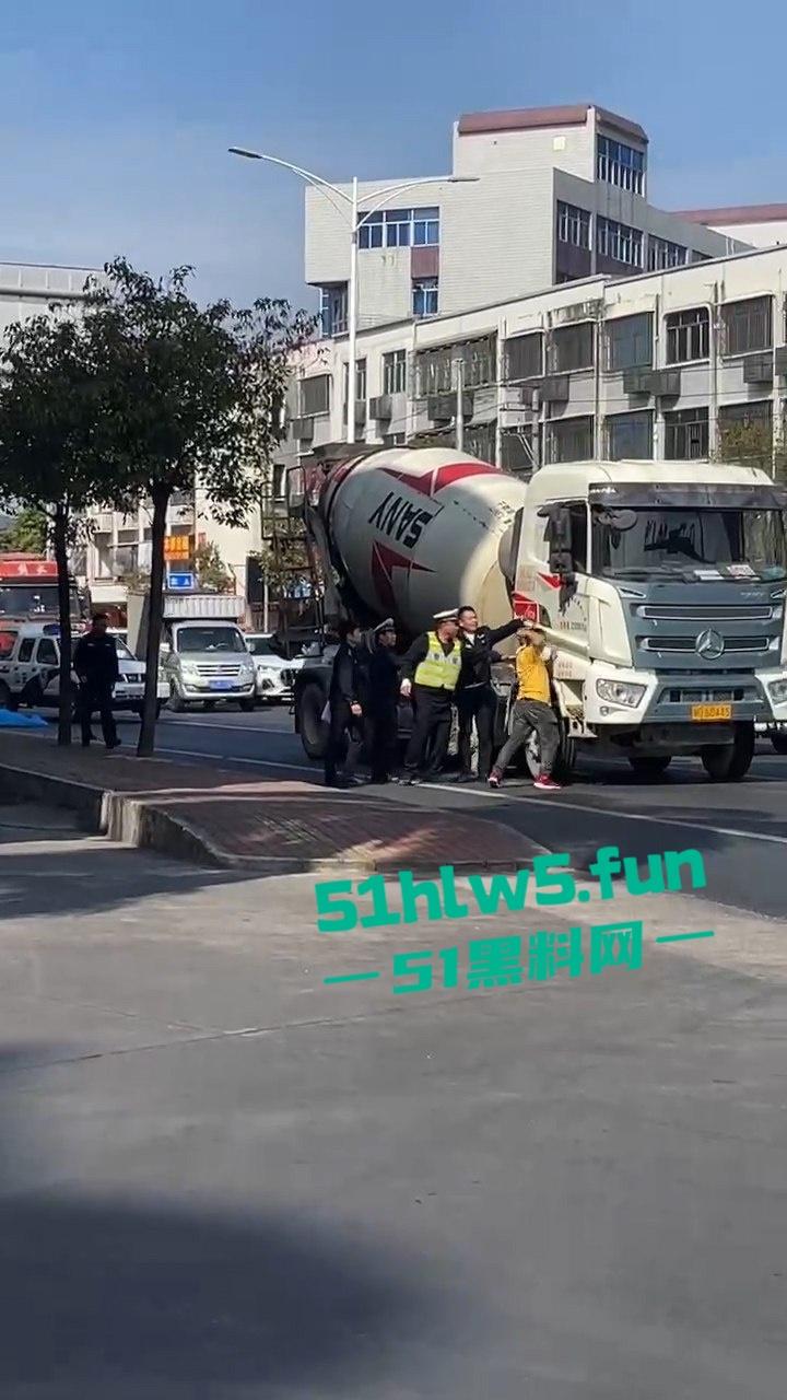 汕头市突发惨烈车祸!妙龄妹遭渣土车碾压头而过当场爆浆,场面惨不忍睹。-2