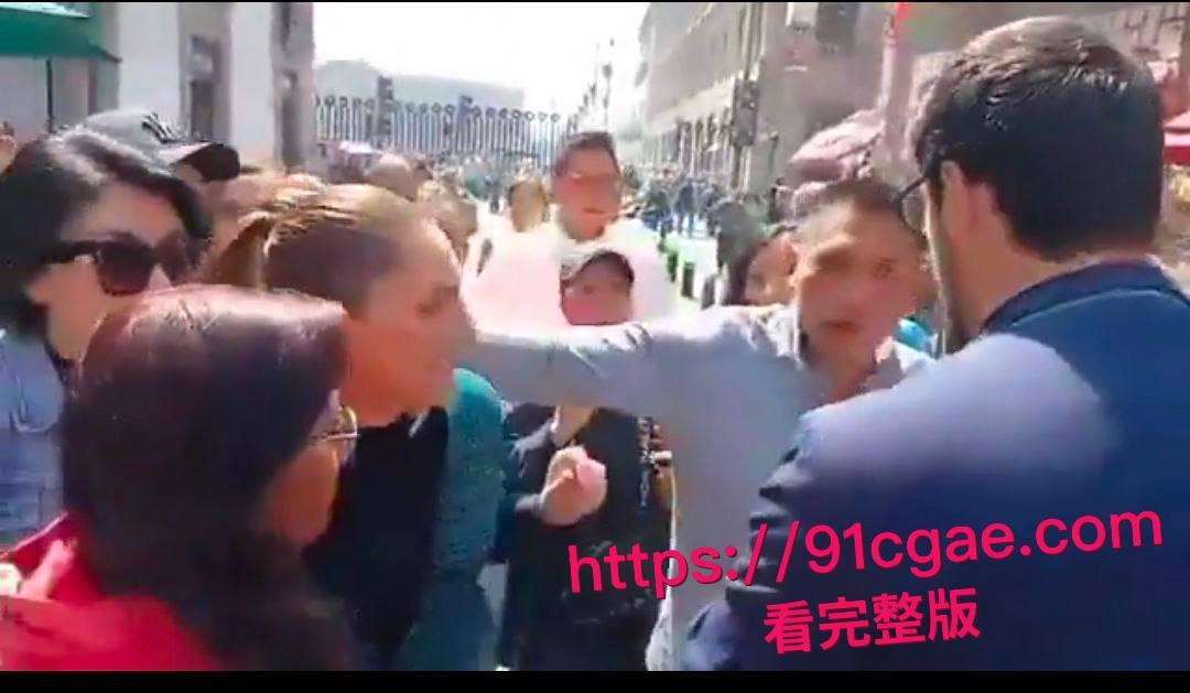 连总统都被性骚扰!墨西哥女总统克劳迪娅·谢因鲍姆街头遭色狼狂袭!咸猪手直奔脖子亲吻胸部乱摸,冷静推开后强势追究性骚扰者!-4