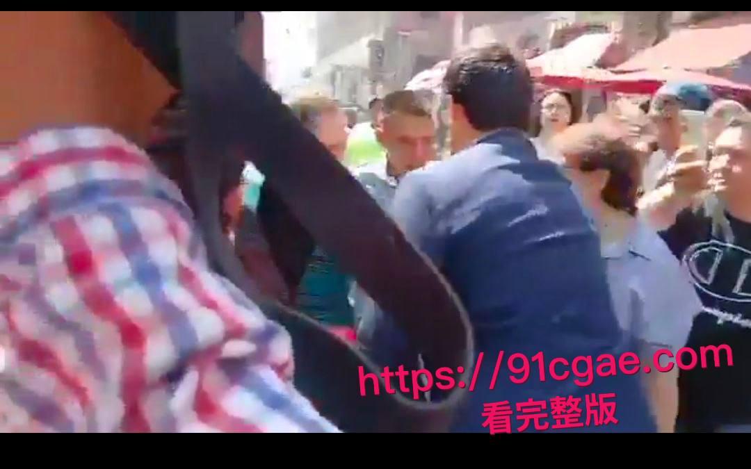 连总统都被性骚扰!墨西哥女总统克劳迪娅·谢因鲍姆街头遭色狼狂袭!咸猪手直奔脖子亲吻胸部乱摸,冷静推开后强势追究性骚扰者!-5