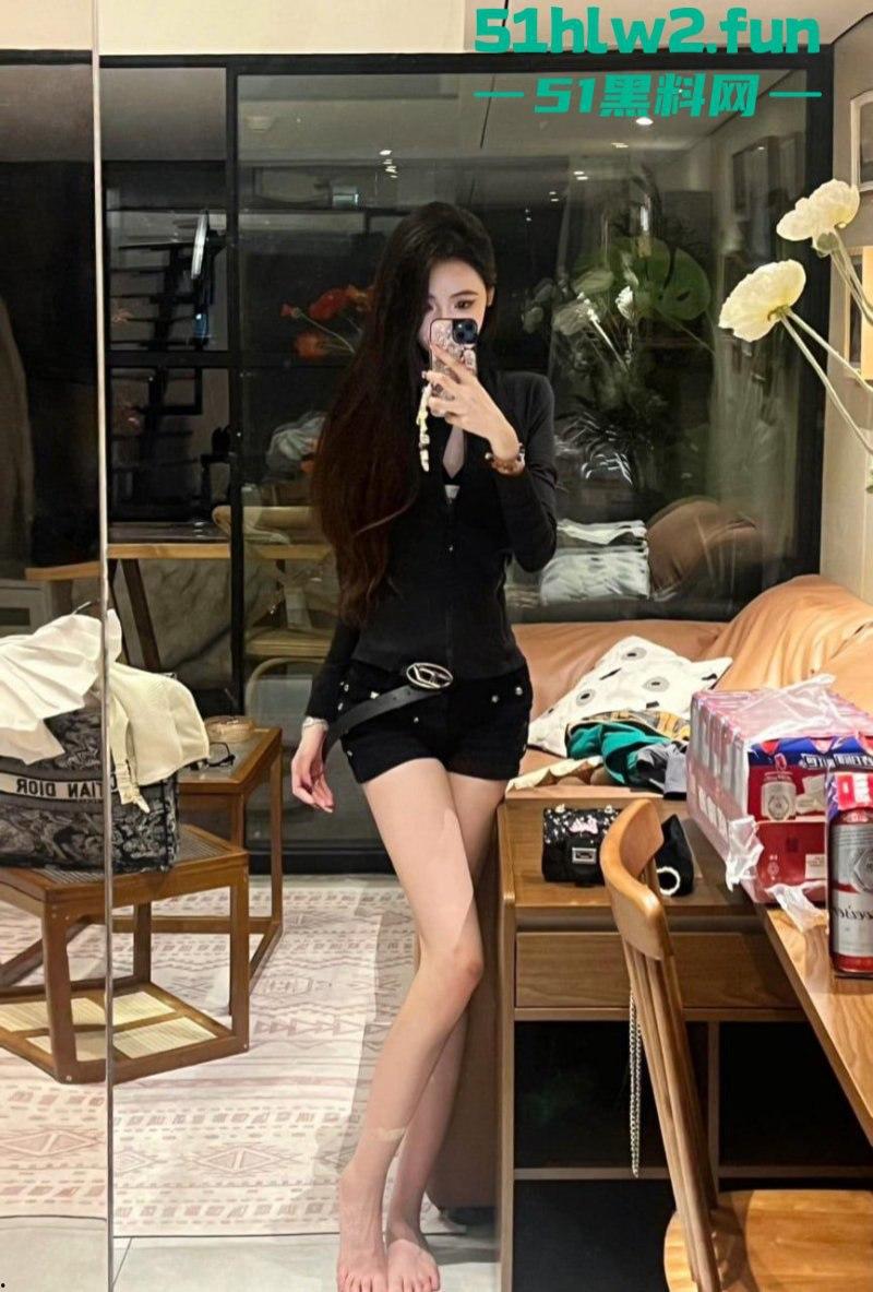 青岛在校空乘生【李娜】和富二代男友性爱视频流出，男朋友口交起来也毫不逊色惹众人疯传。-3