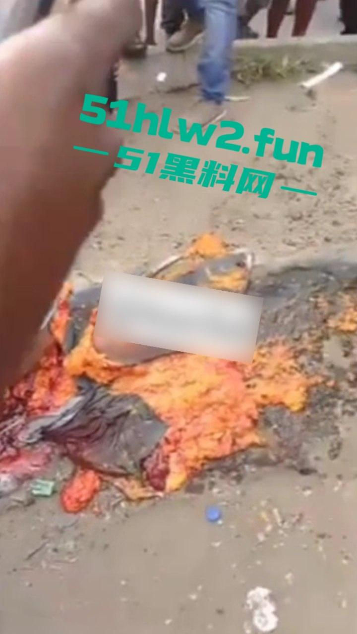 【血腥恐怖】尼日利亚重大车祸一妇女坐在货车前休息,由于视线盲区司机并未发现 将其碾压成两截。-2