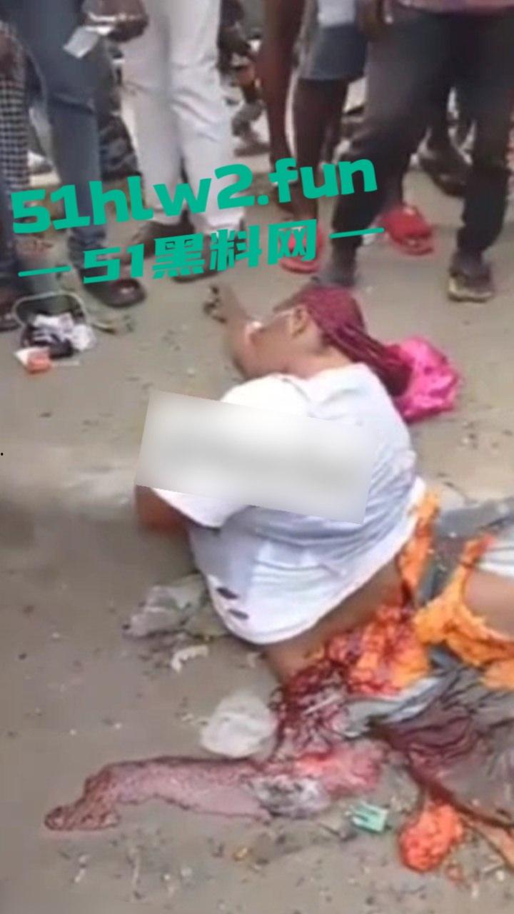 【血腥恐怖】尼日利亚重大车祸一妇女坐在货车前休息,由于视线盲区司机并未发现 将其碾压成两截。-4