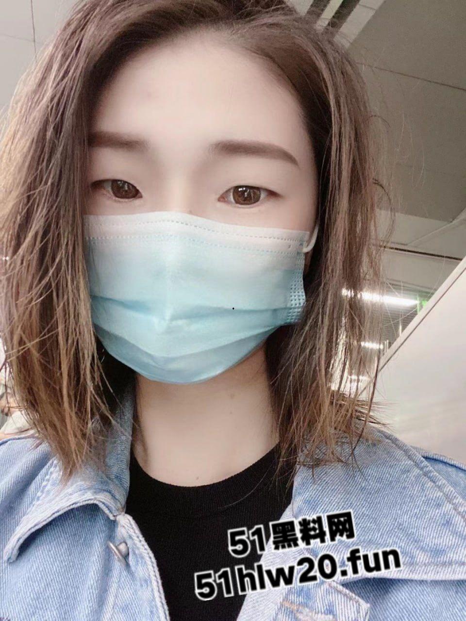 广西柳州职业学院,刚上大一的眼镜妹【杨艳艳】被大三学长拿下,酒店开房被操成母狗视频遭流出。-1