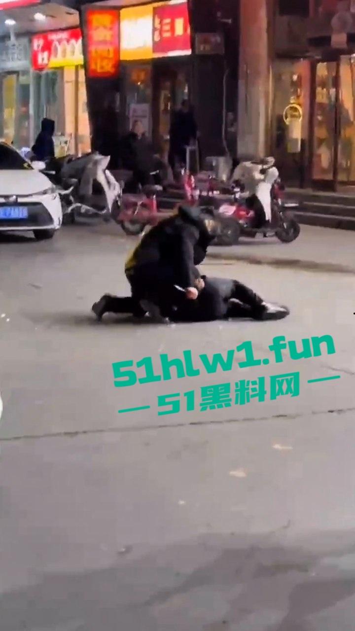 河北三河市街头刀仔,上上城三季小区附近,一男子持刀当街行凶,受害人撕心裂肺惨叫,周围无人敢上前援救。-2