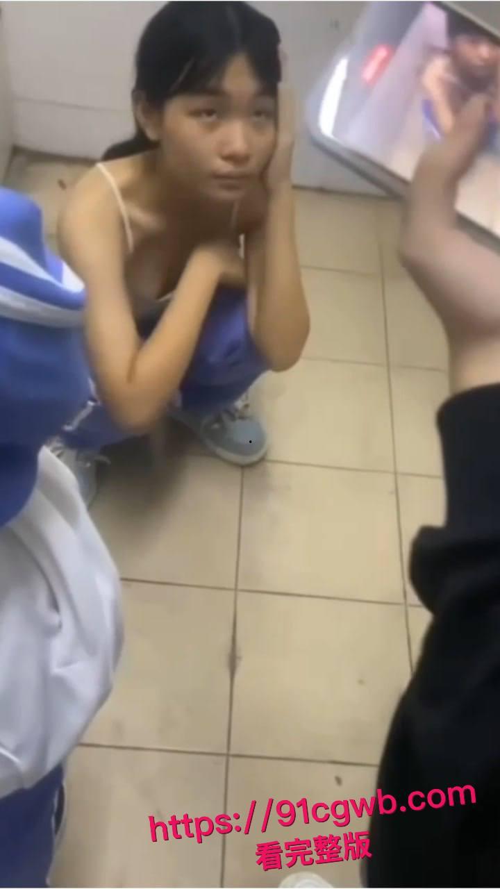 广东汕头龙湖区中学校园霸凌惊魂!一群精神小妹暴打内向乖乖女-4