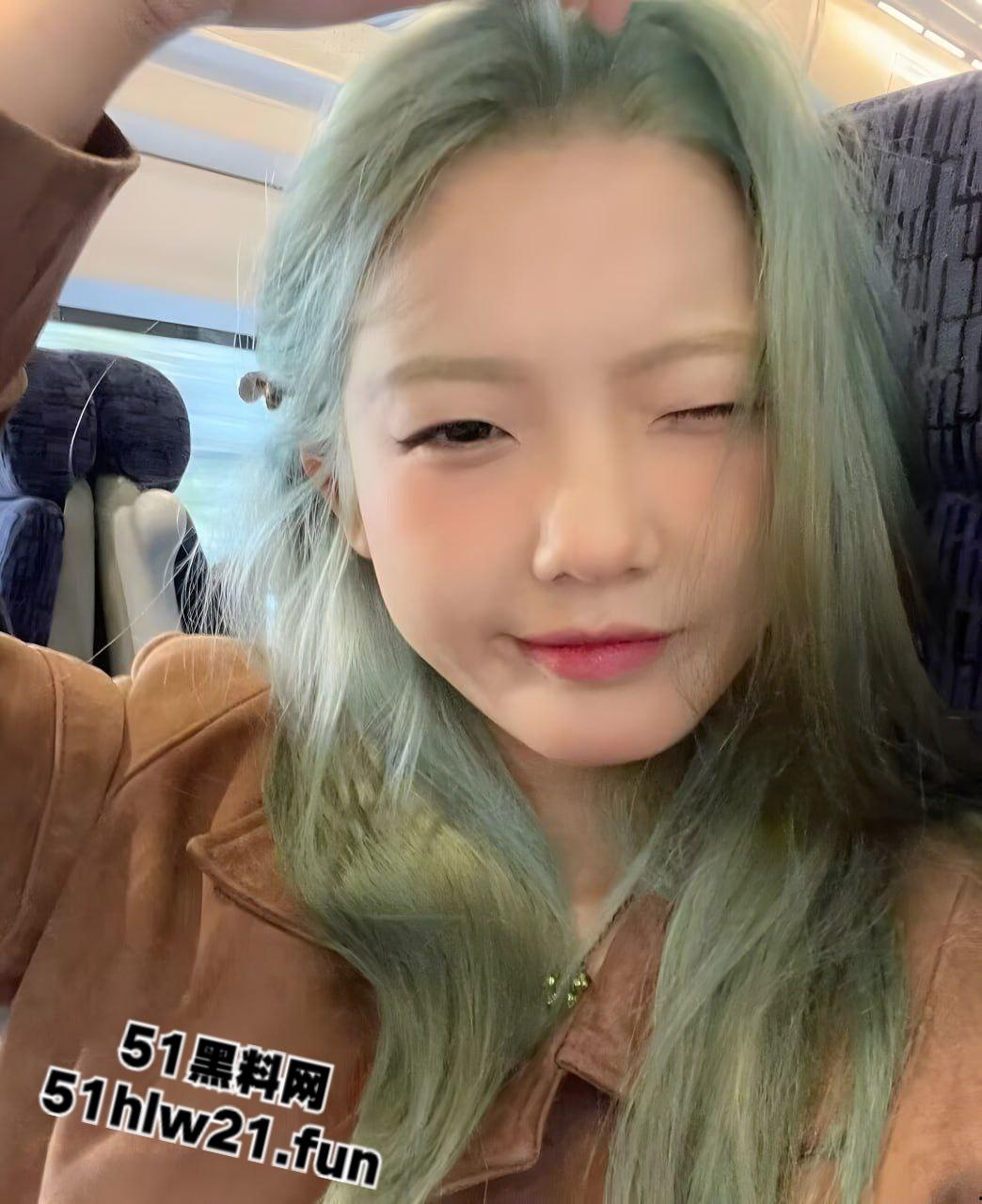 绿毛潮妹口过无数鸡巴仍未破处，找陌生男破膜开苞操战一夜，新逼夹得鸡巴都疼。-5