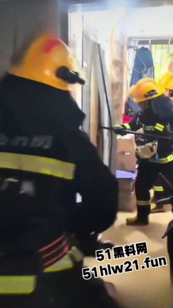 奇葩消防队捉奸行动,邻居听楼下有女人喊救命,果断报警119消防员破门而入,竟是两人做爱女人被操爽了。-2