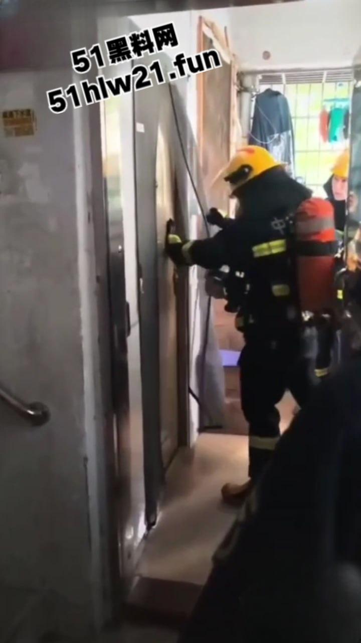 奇葩消防队捉奸行动,邻居听楼下有女人喊救命,果断报警119消防员破门而入,竟是两人做爱女人被操爽了。-4