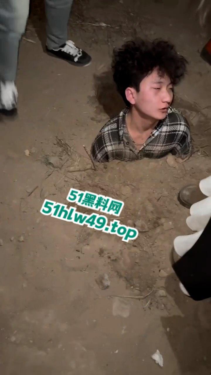 精神小妹带人覇凌嘴贱男生,挖坑活埋脚踹扇脸,当初有多勇下场就有多惨。-3